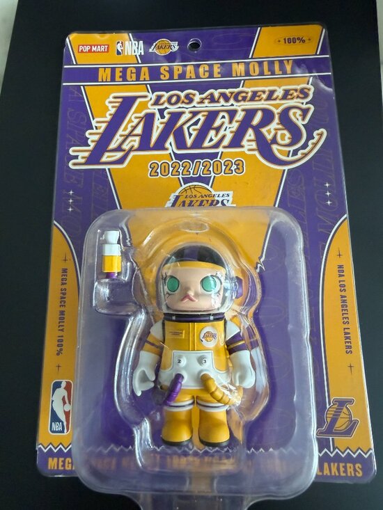 NBA Series Mega Space Molly 100% Los Angeles Lakers 2022/2023 - Picture 2 of 3